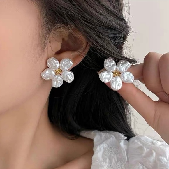 Chic Floral Pearl Earrings | NEW ✨ - Picture 5 of 6